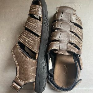 Youth boys leather sandals in brown. Excellent condition.